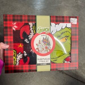 Dr Seuss The Grinch Men’s 2 Piece Set Pajama Short Sleeve T-shirt & Pants XL